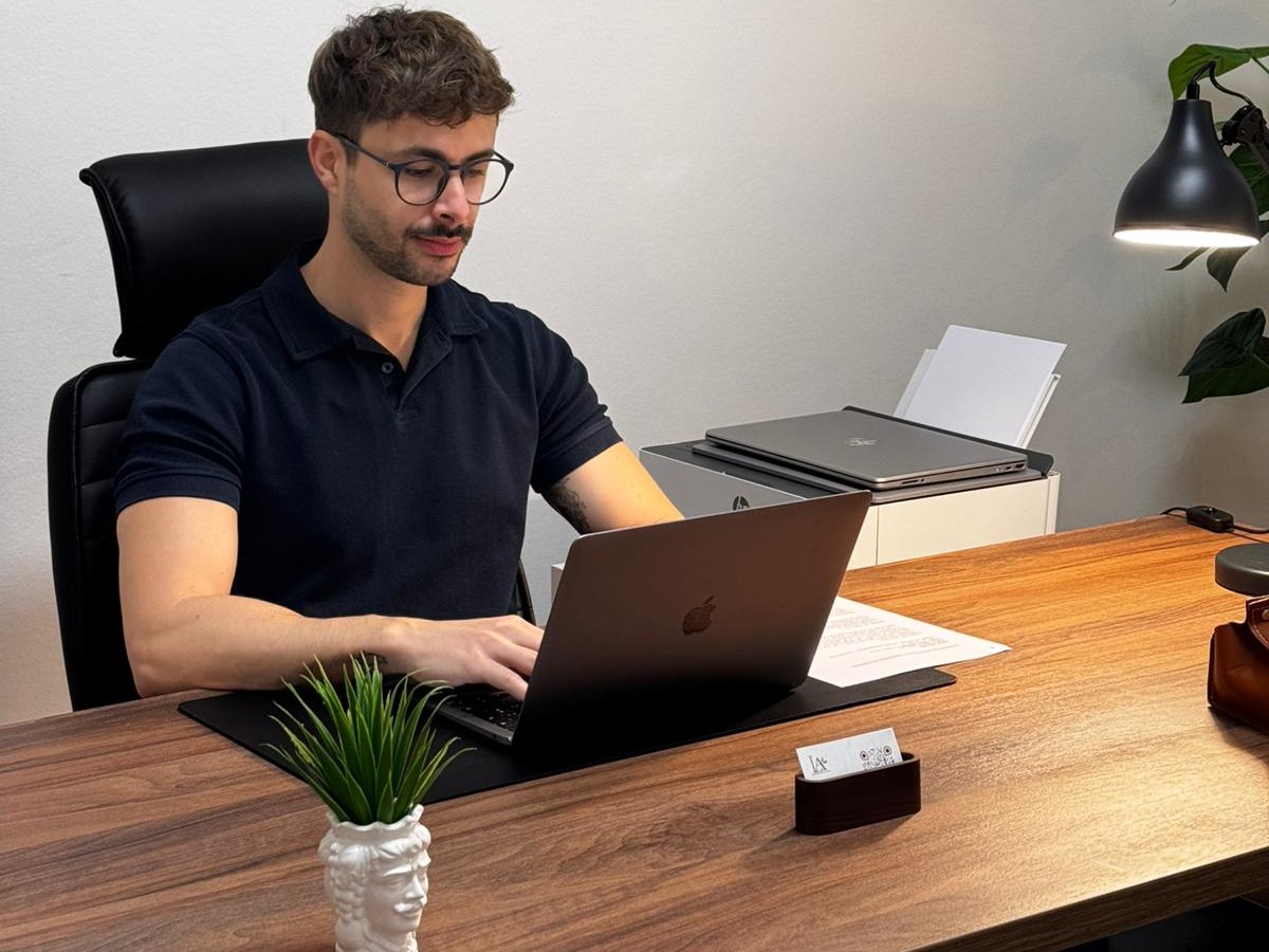 Dott. Andrea Lanza nel suo studio