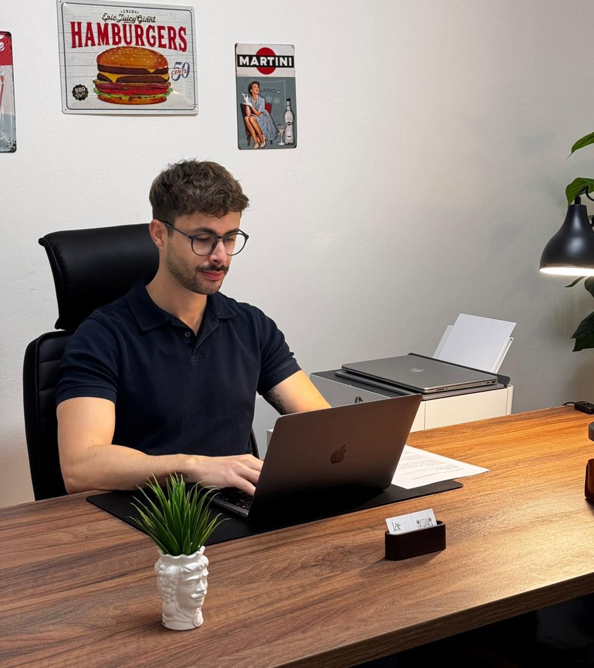 Dott. Andrea Lanza nel suo studio